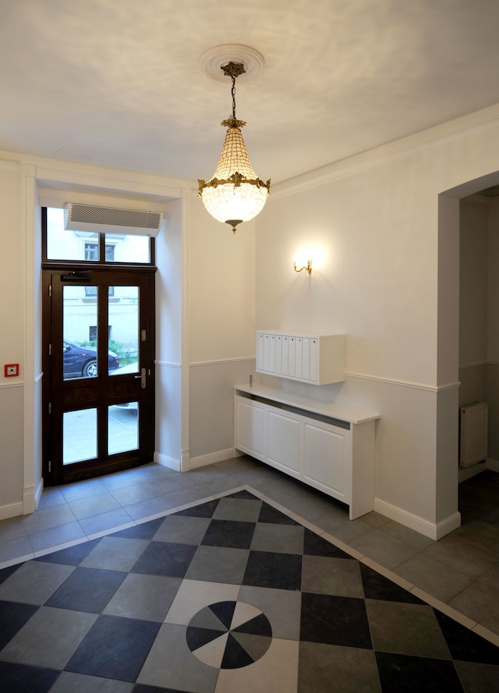 CRYSTAL SUITES OLD TOWN 35/68