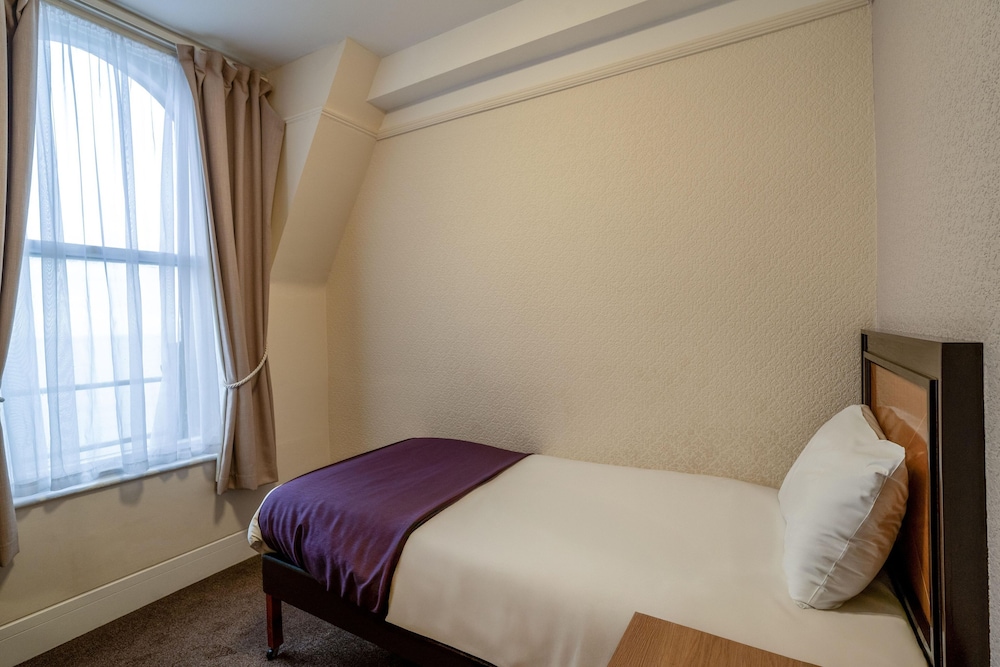 ROOM, SINGLE
