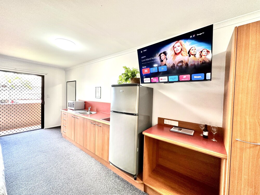 MACKAY RESORT MOTEL 11/65