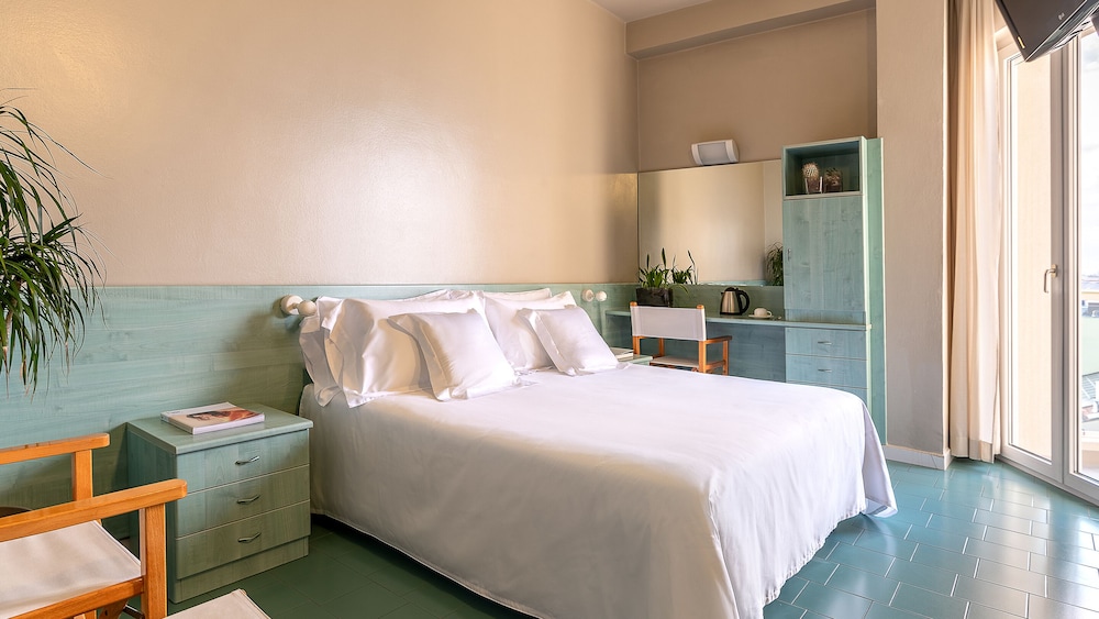 STANDARD, DOUBLE OR TWIN BED, SEA VIEW