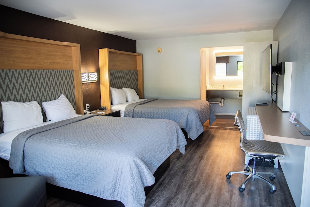 Columbus Inn and Suites 8/28