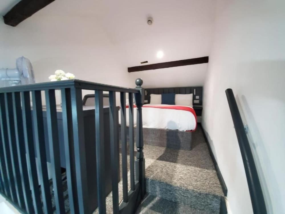 جناح بسريرين مزدوجين بشرفة، Trivelles Regency Nottingham 3/7