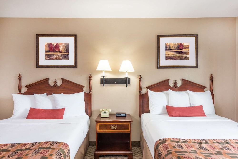 Days Inn by Wyndham Show Low 17/36