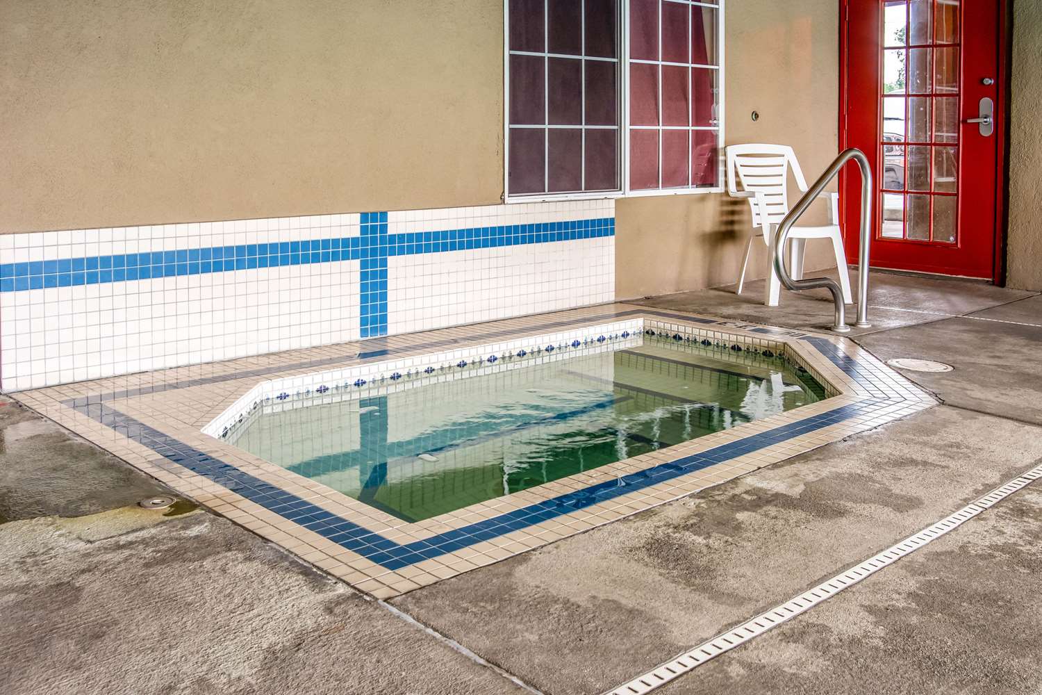 Econo Lodge Southeast 4/13