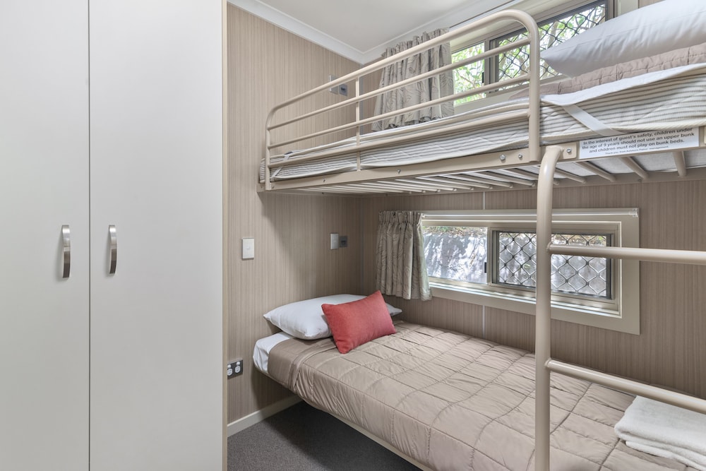 ASHMORE PALMS HOLIDAY VILLAGE 35/78