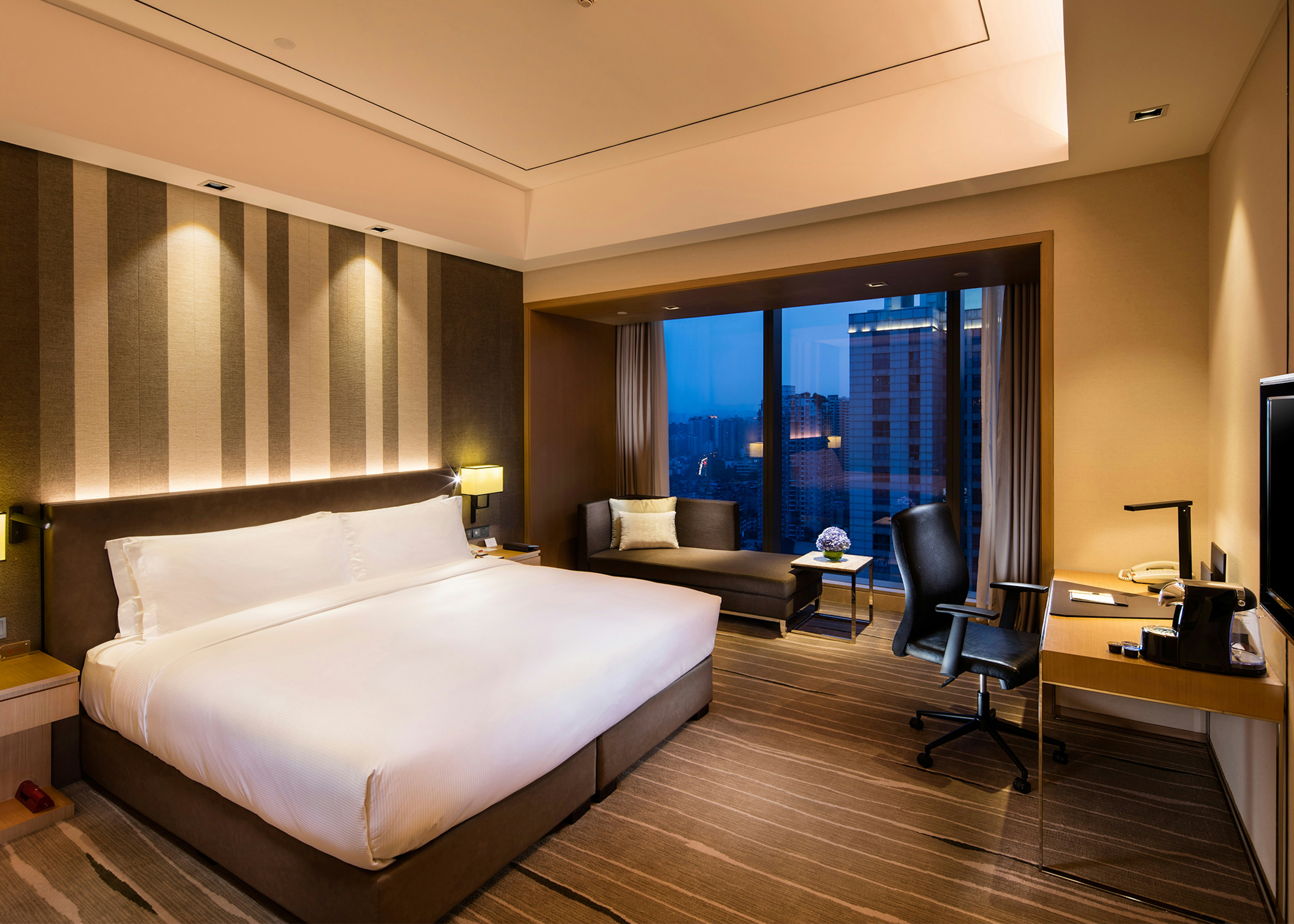 GUEST ROOM, KING BED