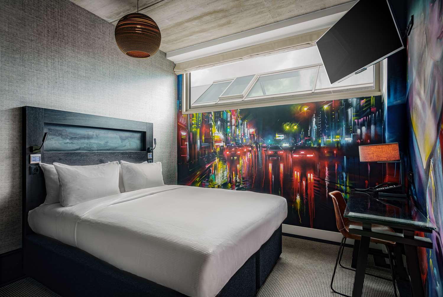 Art, Guest Room, Queen Bed