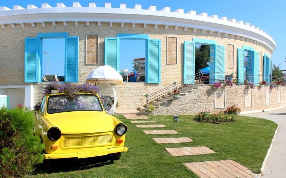 Phoenicia Luxury 49/55