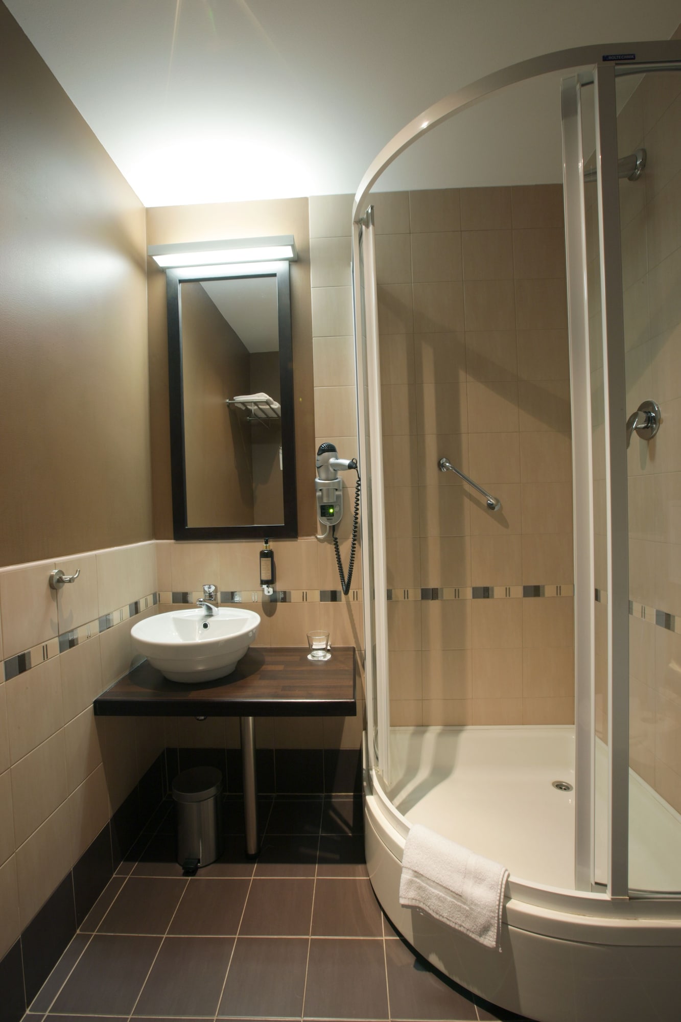 غرفة مفردة بسرير كوين، Hanza Hotel 5/6