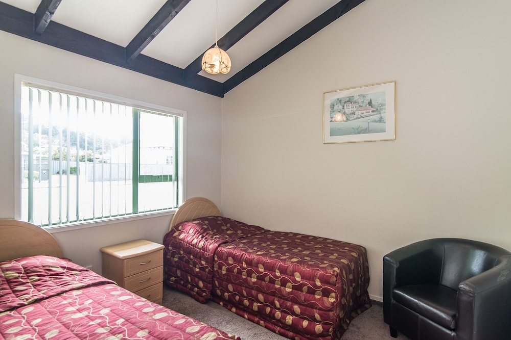 Dupont Executive Motels 33/66