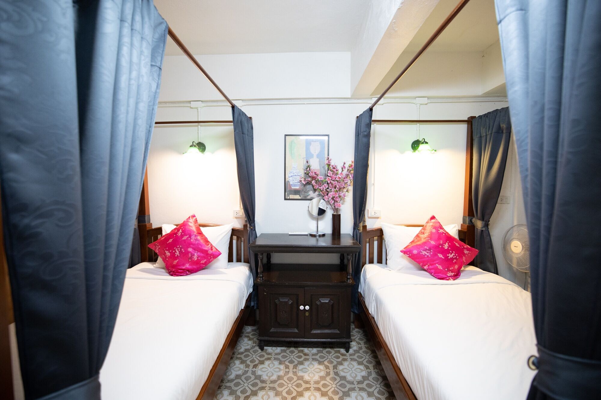 غرفة بسريرين منفصلين بحمام مشترك، Sleeper House 4/10