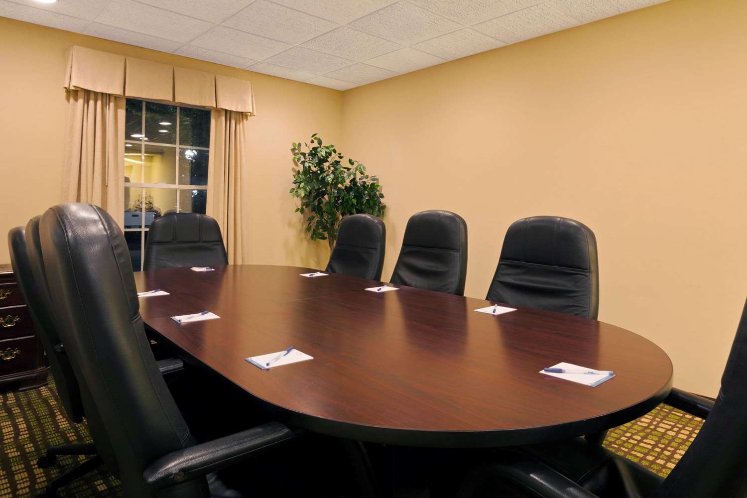 Days Inn & Suites by Wyndham Brandon Amphitheater 21/27
