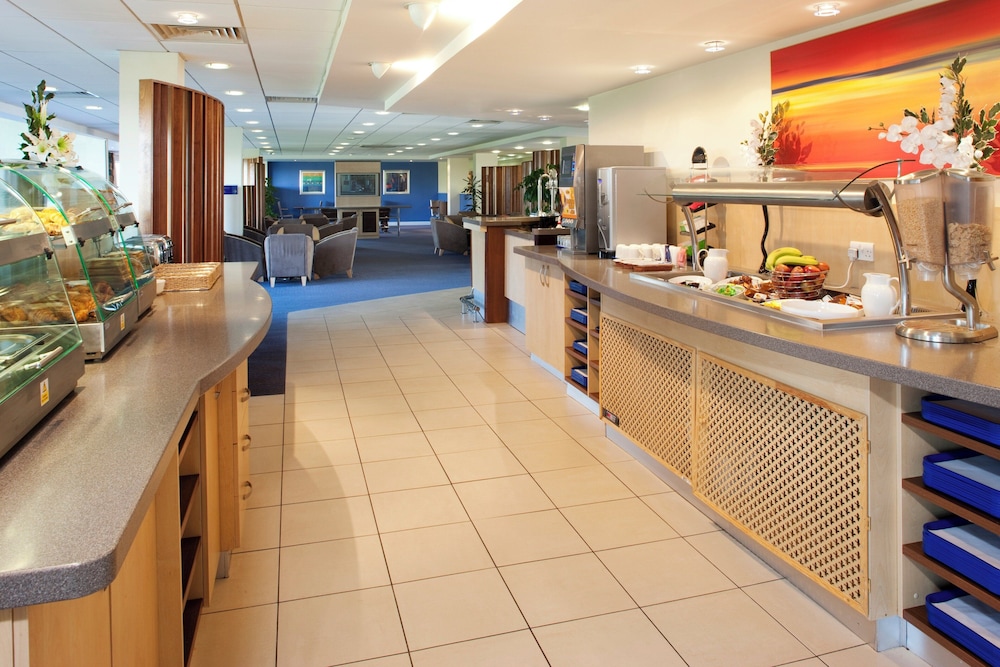 Holiday Inn Express Cardiff Airport 4/27