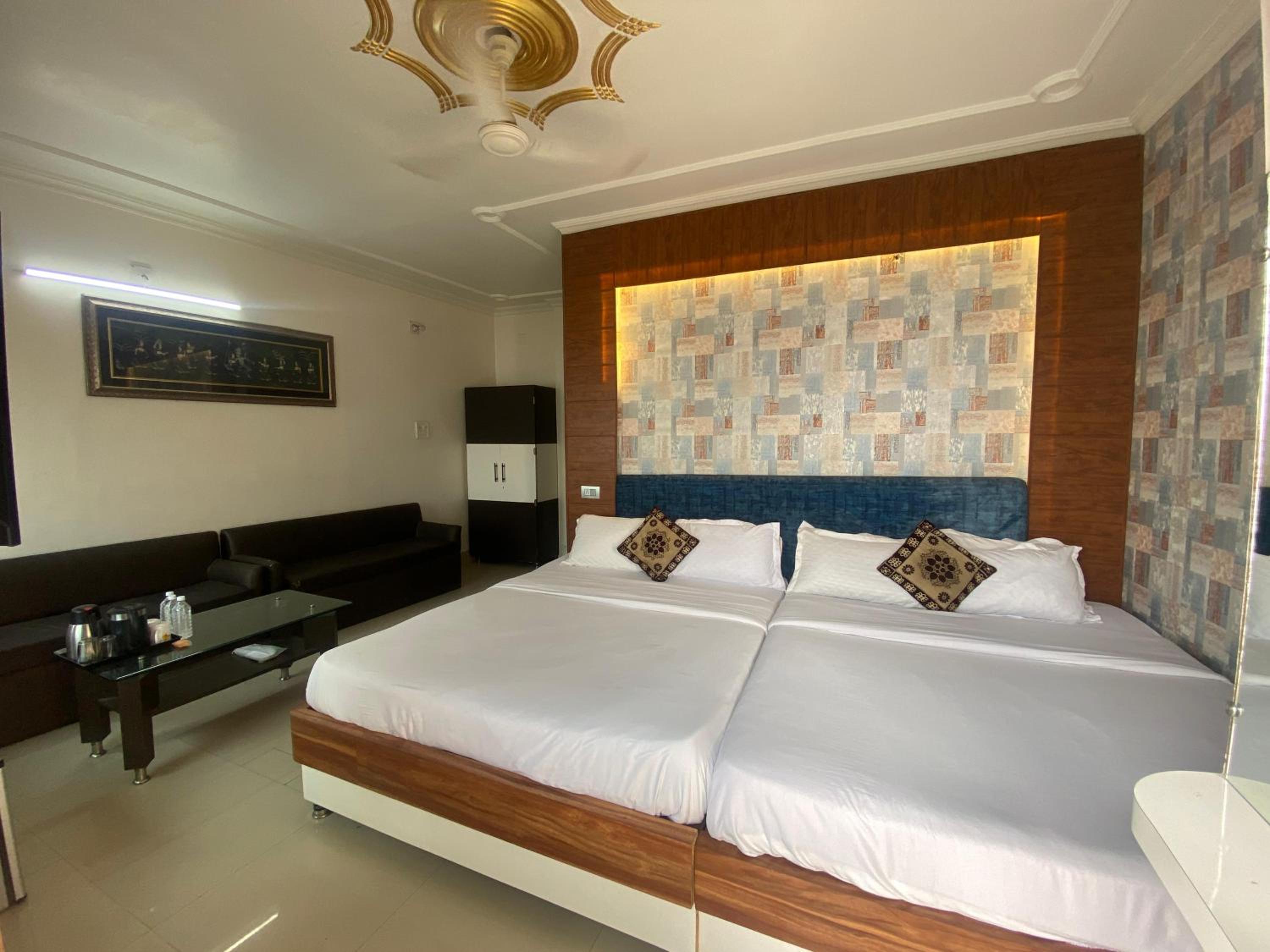 غرفة سوبيريور عائلية بسرير كينج وسرير فردي بإطلالة على النهر بشرفة