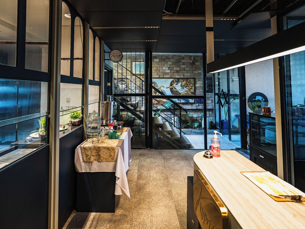 Avenue Hotel 21/46