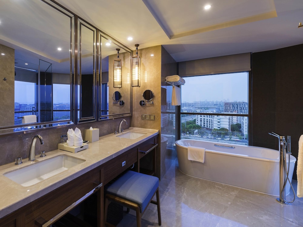 SUPERIOR, SUITE, KING BED