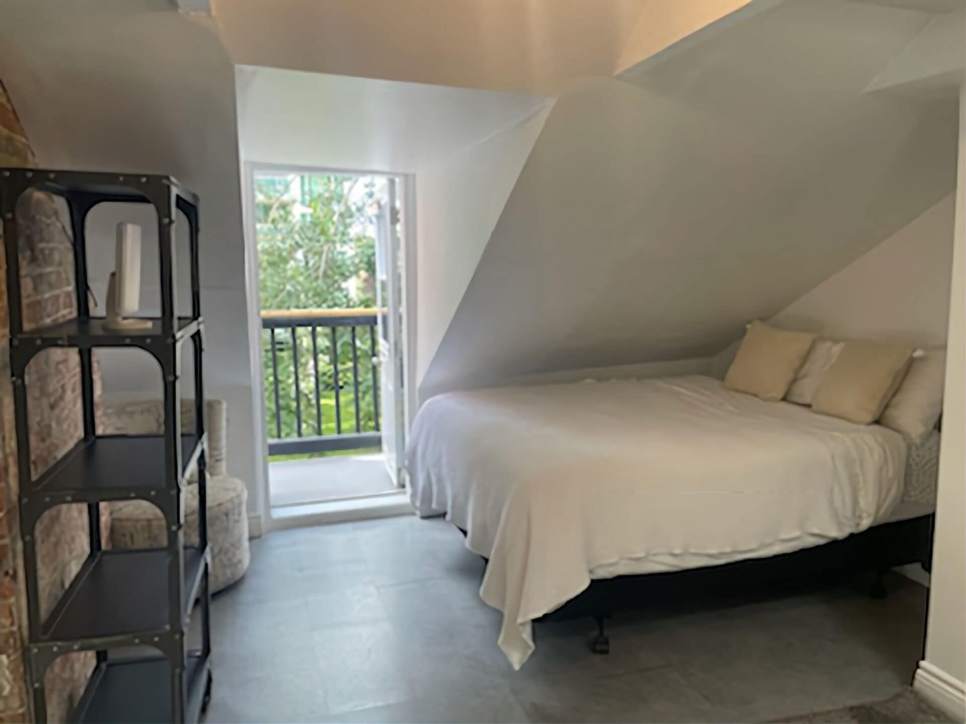 ROOM, DOUBLE BED
