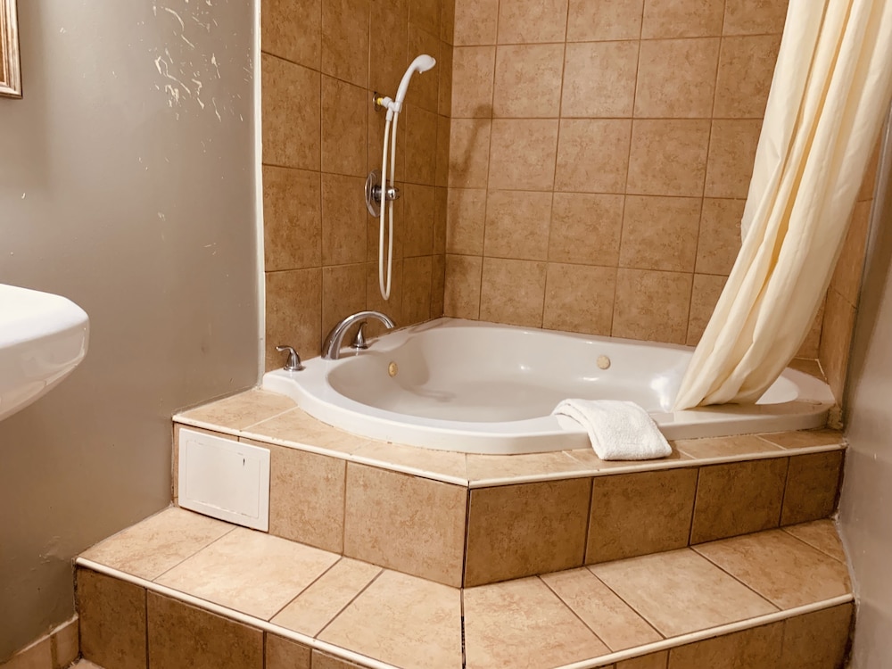 Red Carpet Inn - Norristown 25/34