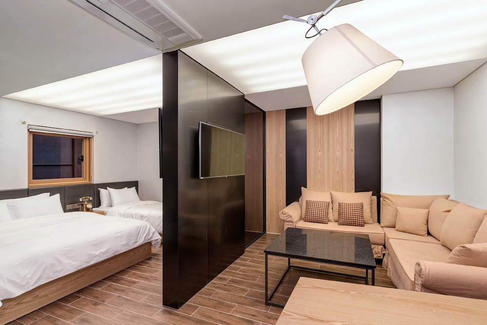 Capace Hotel 11/73