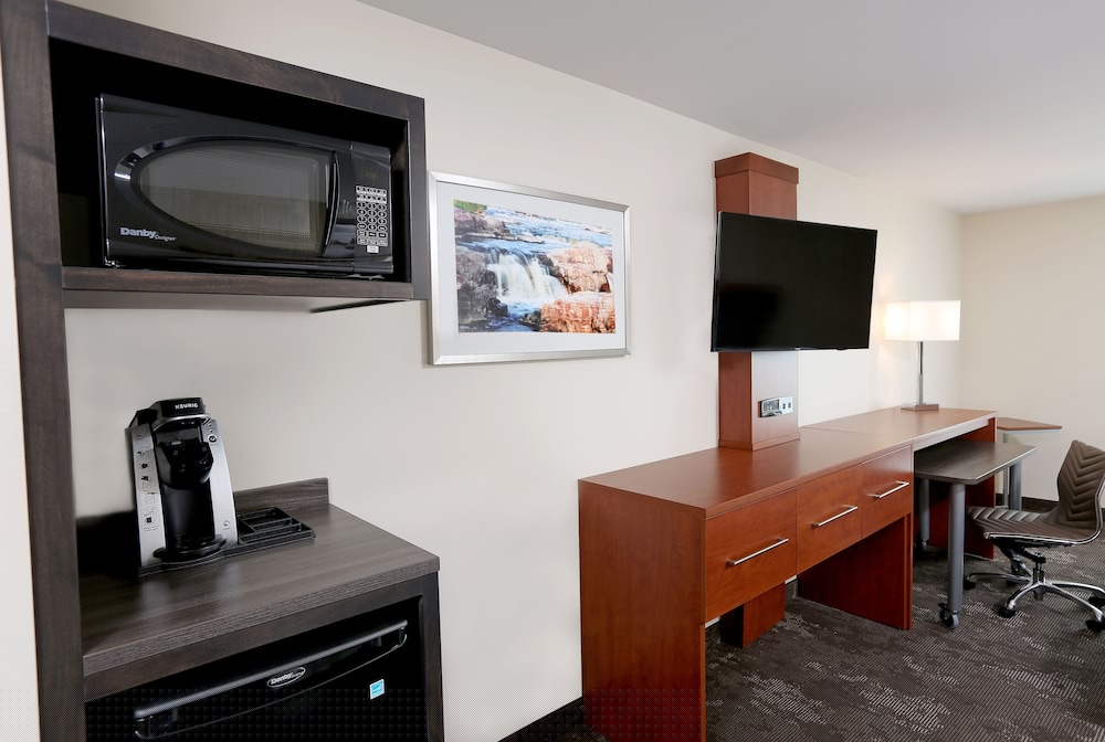 Holiday Inn Hotel And Suites Sioux Falls Airport 33/57