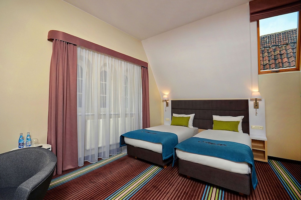 DELUXE, TWIN BEDS