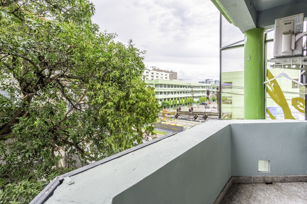 OYO 928 Leaf Hostel 50/55