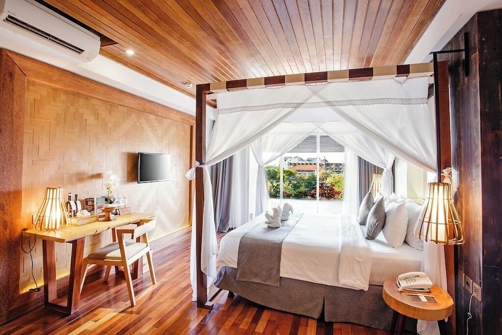 LEGONG KERATON, SUITE, BALCONY, BATHTUB, LARGE