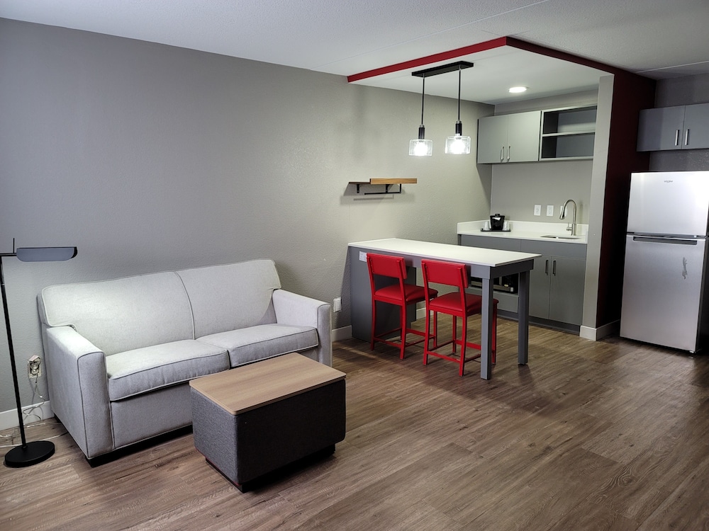 Hawthorn Suites by Wyndham Wichita Airport 24/44