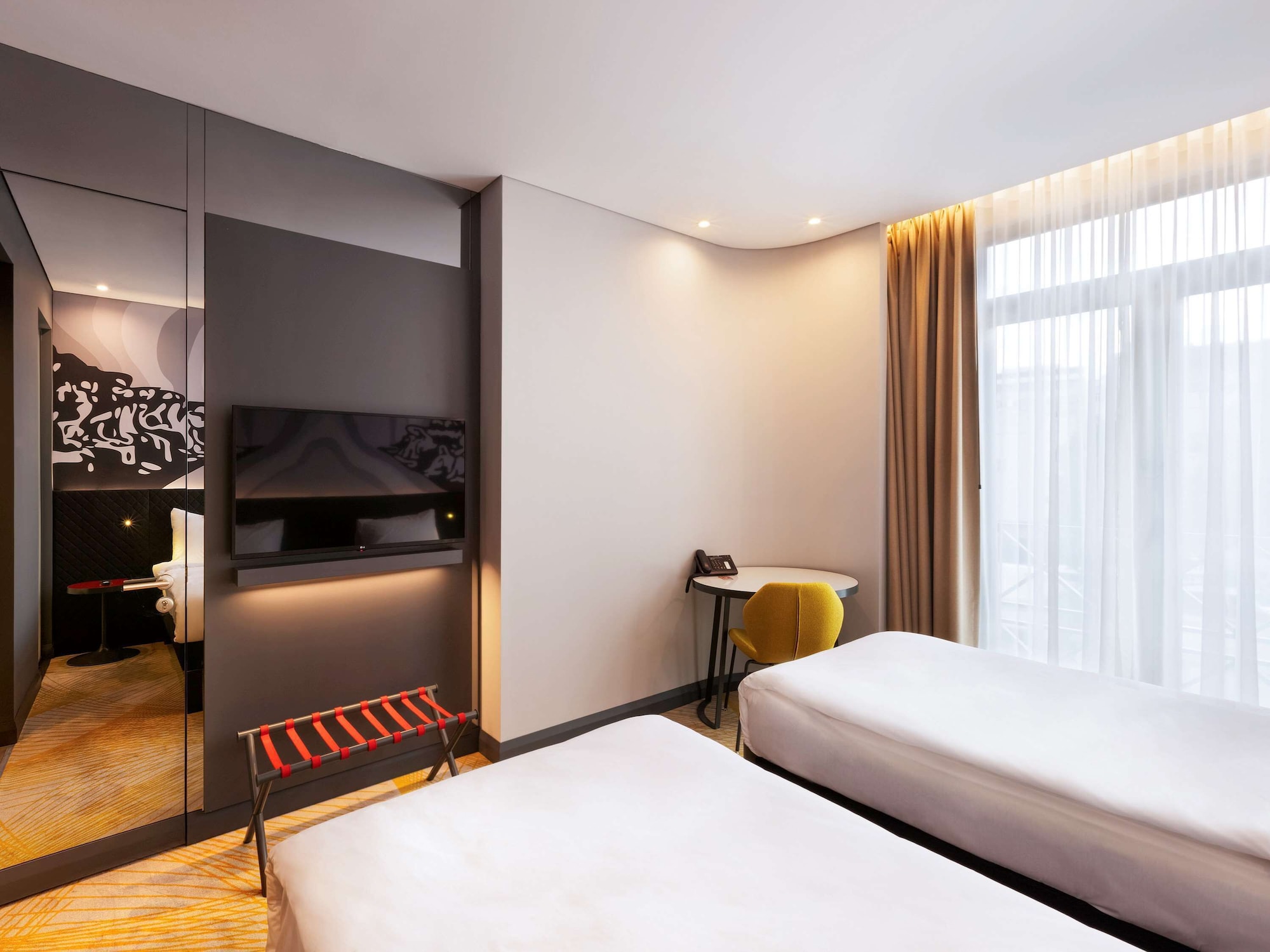 ROOM, TWIN BEDS
