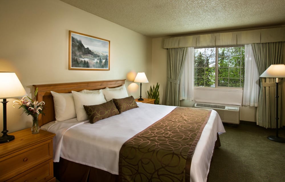 COAST, PREMIUM, JUNIOR SUITE, KING BED, PRIVATE BATHROOM