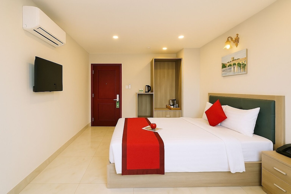 SUPERIOR, QUEEN BED, CITY VIEW