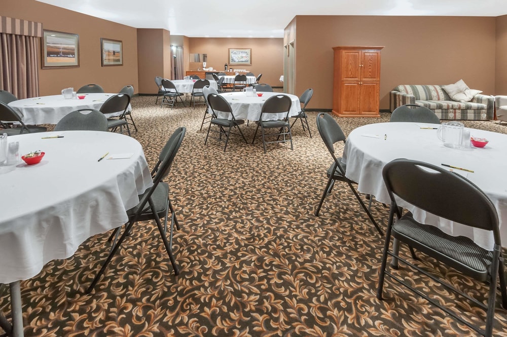 Super 8 By Wyndham Three Hills Ab 26/36