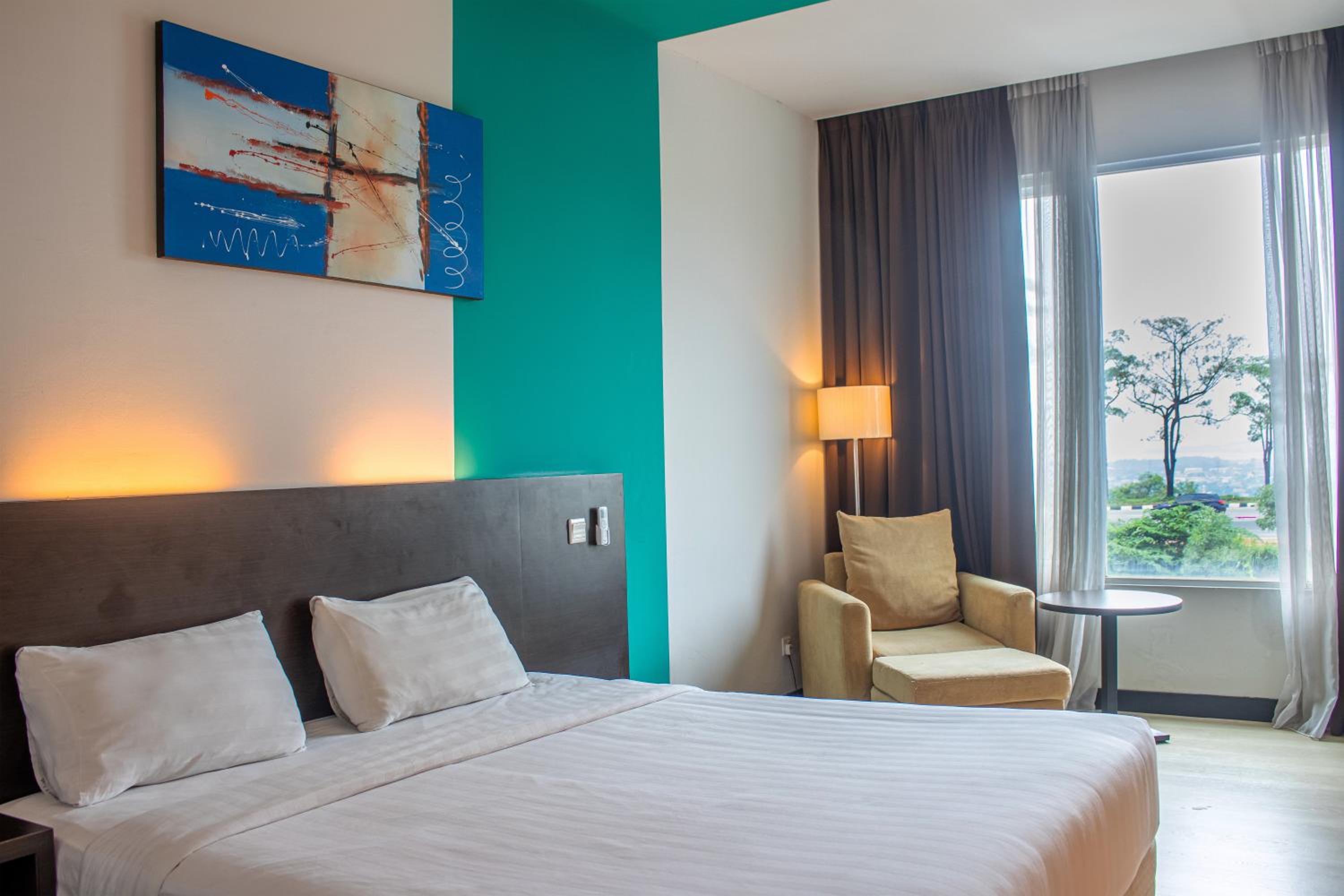 Deluxe, King Bed, Street View