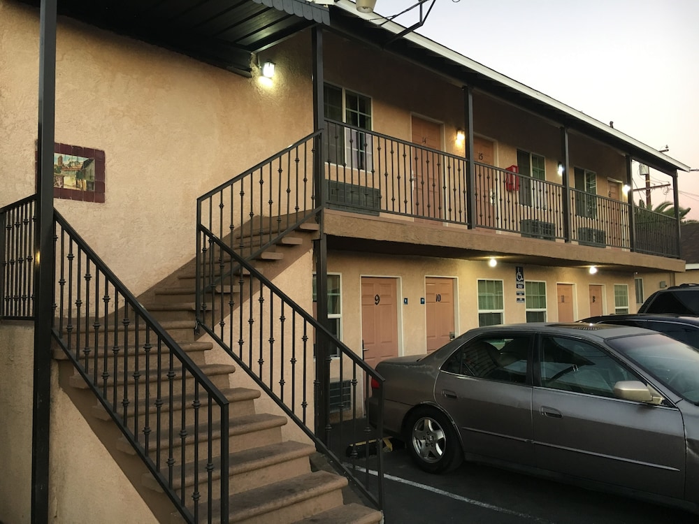 Mission Motel 5/33