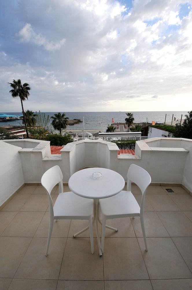 Ramira Beach Hotel 27/37