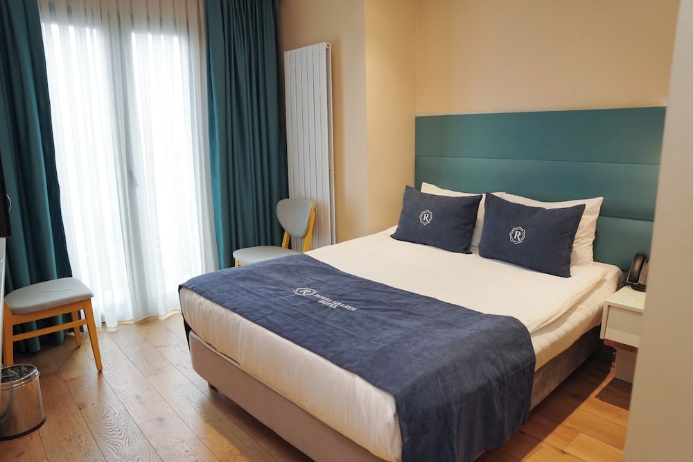Exclusive, Queen Bed