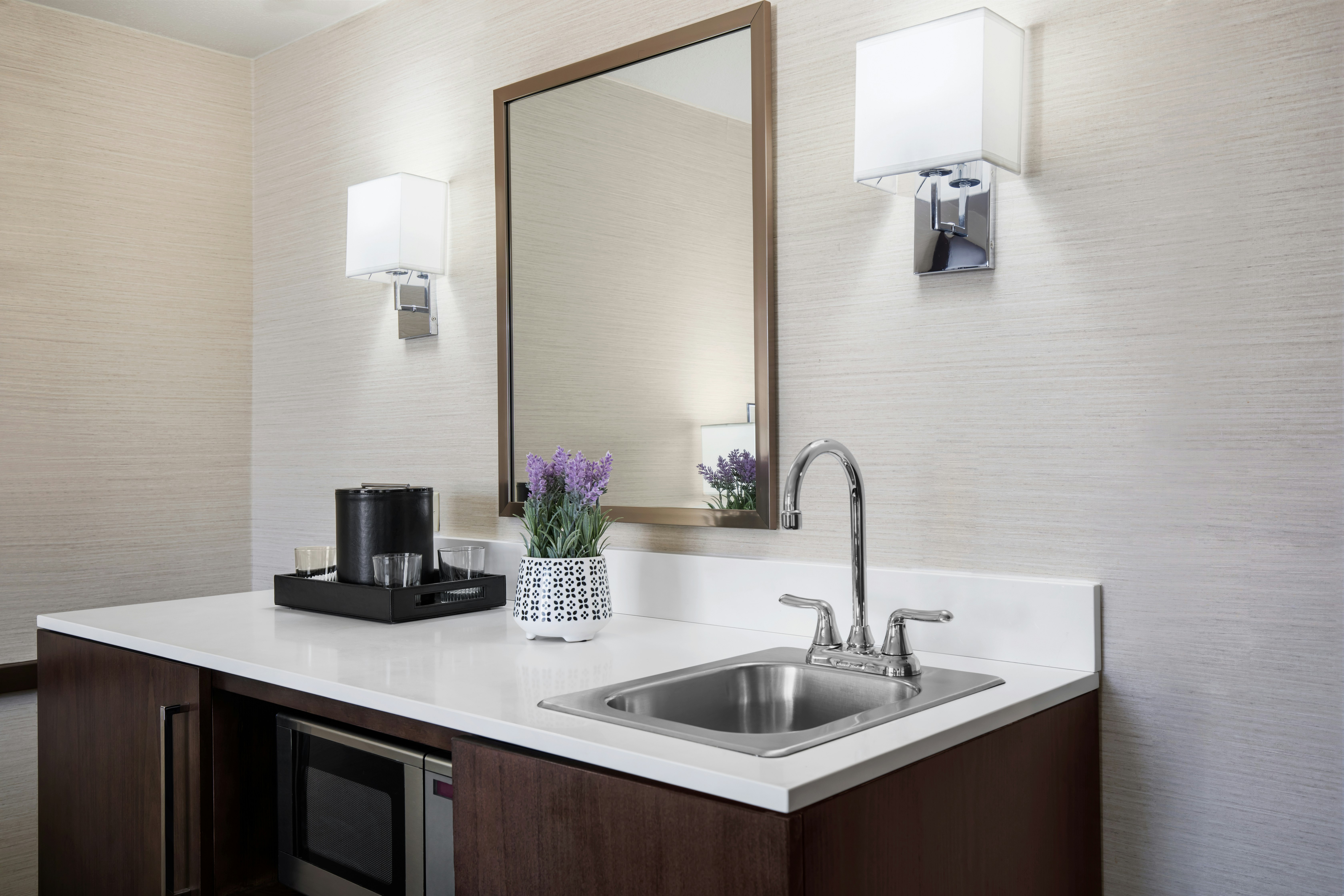 غرفة بسرير كينج بحوض جاكوزي، Embassy Suites Fort Worth Downtown 3/3