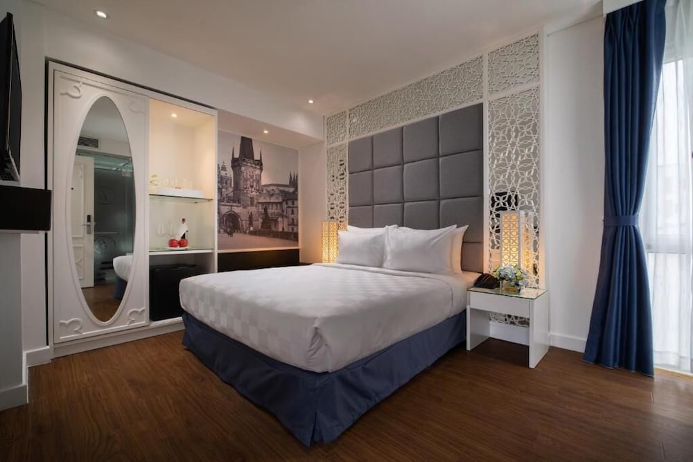 CLASSIC, DOUBLE BED, CITY VIEW