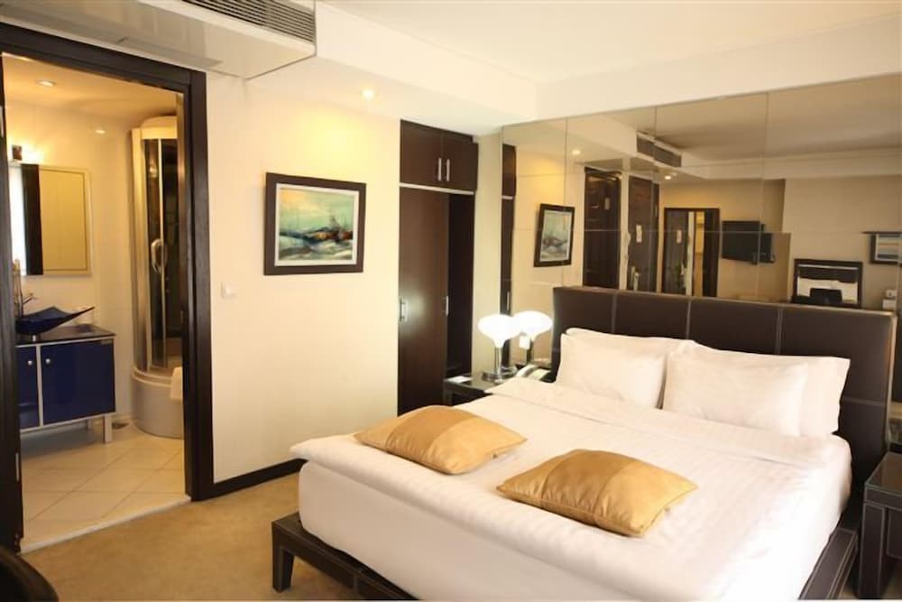 Cartoon Hotel 23/54