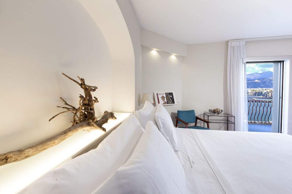 غرفة كومفورت بسريرين منفصلين بإطلالة على البحر بشرفة، Hotel Belair 8/10