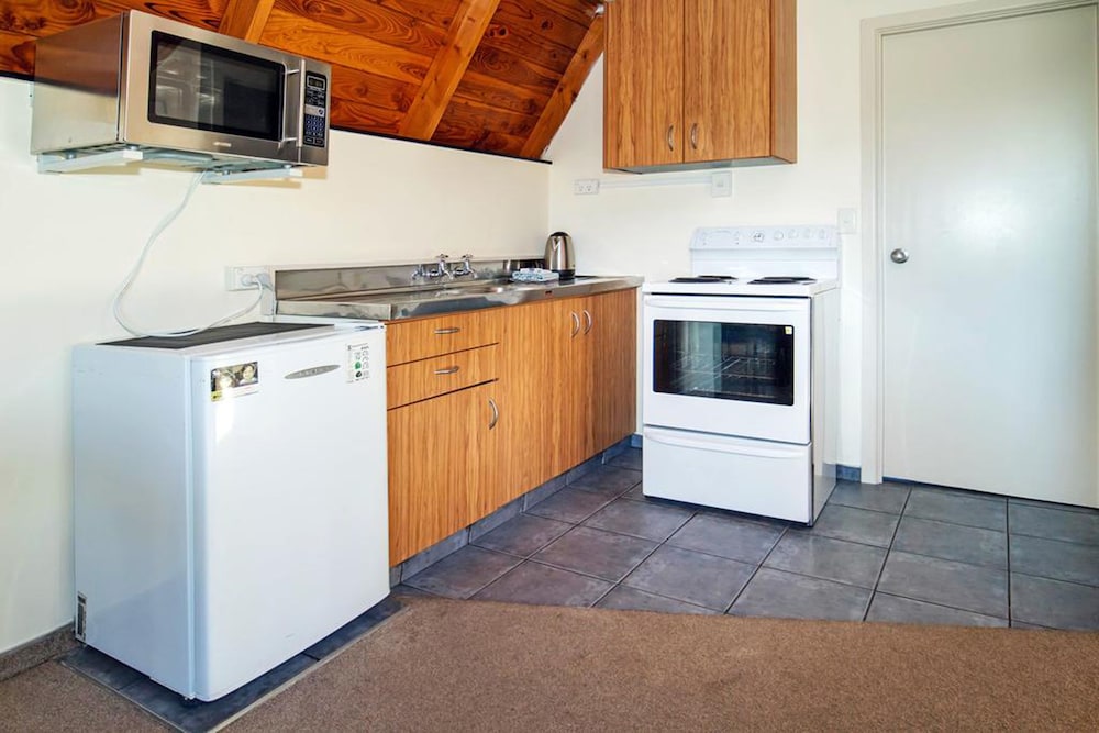 Mountain Chalets Motel 3/53