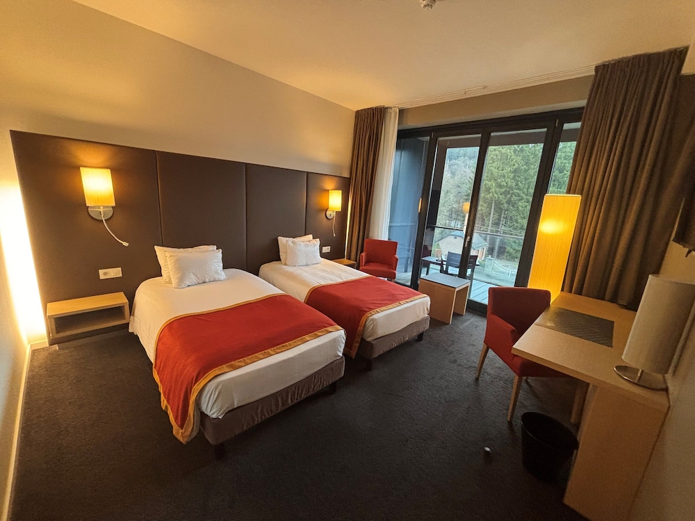غرفة بسريرين منفصلين بشرفة، Hotel De La Source 2/5