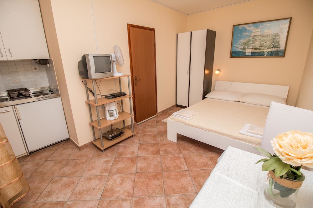 APARTMENT DIVNA 14/66