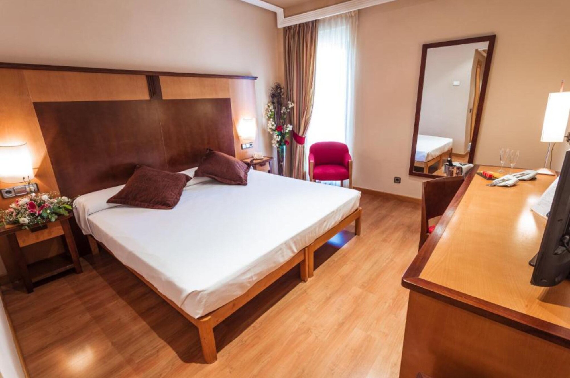 ROOM, DOUBLE BED