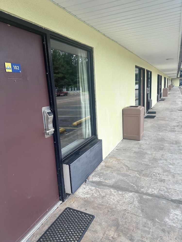 Days Inn by Wyndham Newton MS/I-20 2/23
