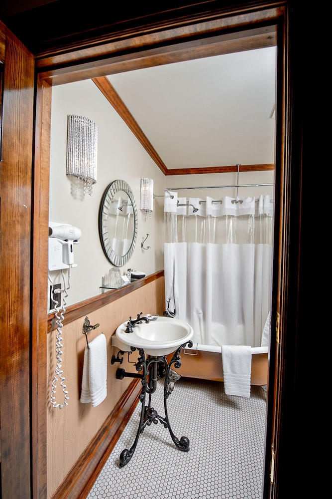 Blackwell Hotel 50/50