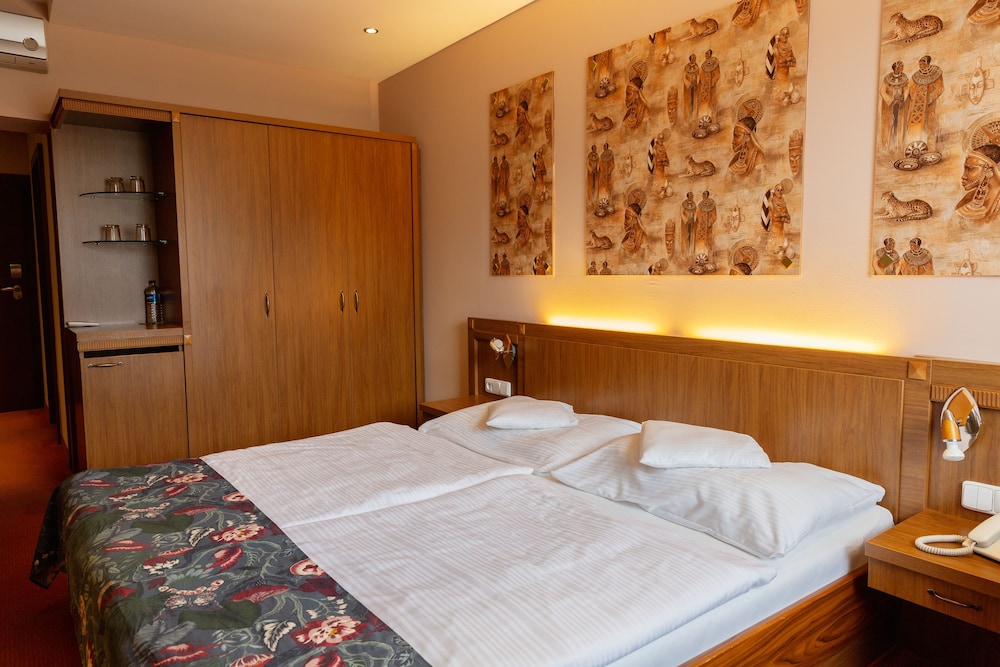Max Inn Hotel 5/50