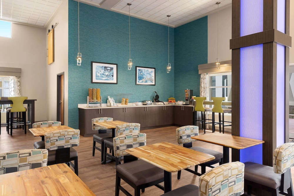 Days Inn & Suites by Wyndham Bowling Green 38/46