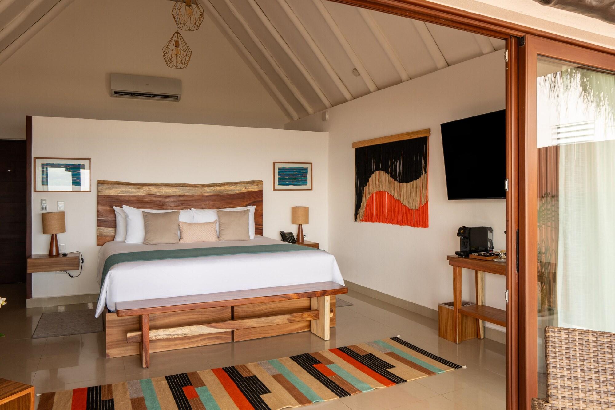 Beachfront Swim Up Suite Bfss