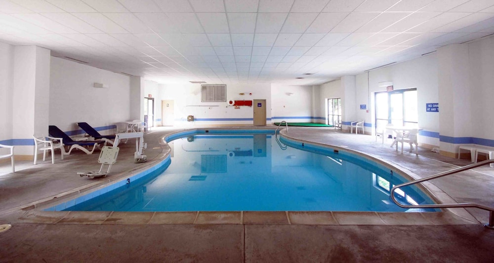 Days Inn & Suites By Wyndham Northwest Indianapolis 3/40